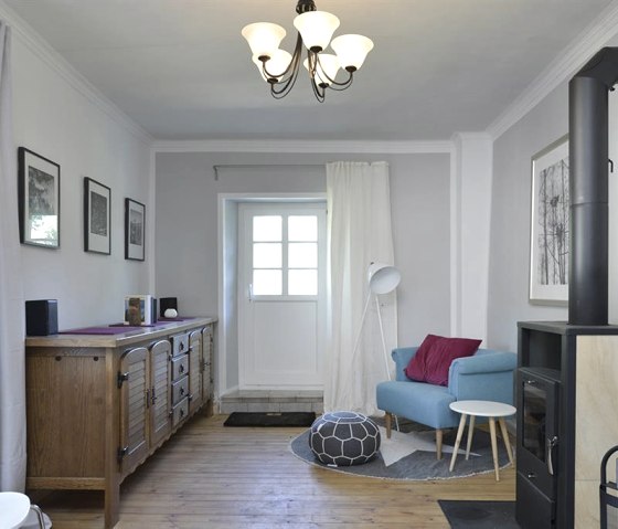 ..mit Kachelofen, &copy; Nordeifel Tourismus GmbH & Ferienwohnung Zum Pinken Schaf