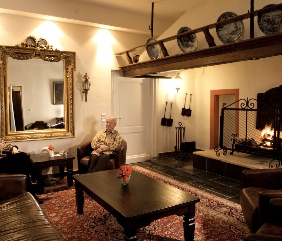 kaminzimmer--, &copy; Nordeifel Tourismus GmbH & Burghaus und Villa Kronenburg