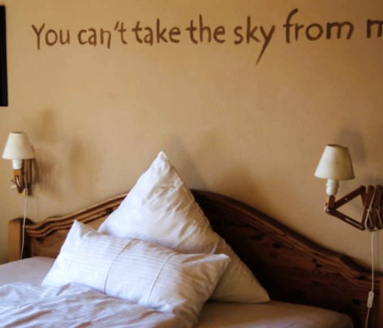 Zimmer, &copy; Katryn Kaufmann - Hinter den Spiegeln