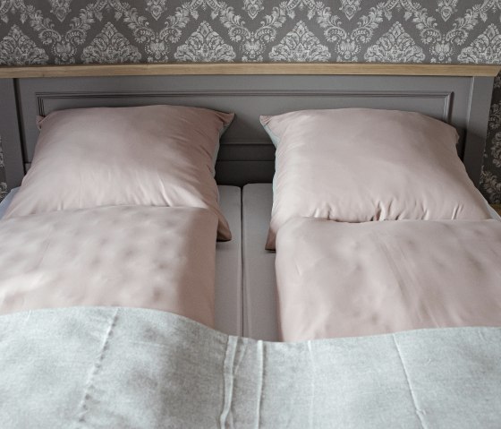 Schlafzimmer Doppelbett, &copy; Nordeifel Tourismus GmbH & Ferienhaus Eifeltoni