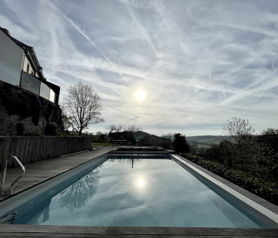 Pool, &copy; Nordeifel Tourismus GmbH & Burghaus und Villa Kronenburg