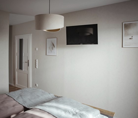 Fernseher im Schlafzimmer mit Doppelbett, &copy; Nordeifel Tourismus GmbH & Ferienhaus Eifeltoni