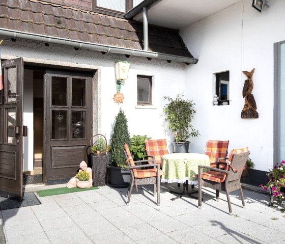 Hoteleingang, &copy; Nordeifel Tourismus GmbH & Hotel Sch&ouml;nblick