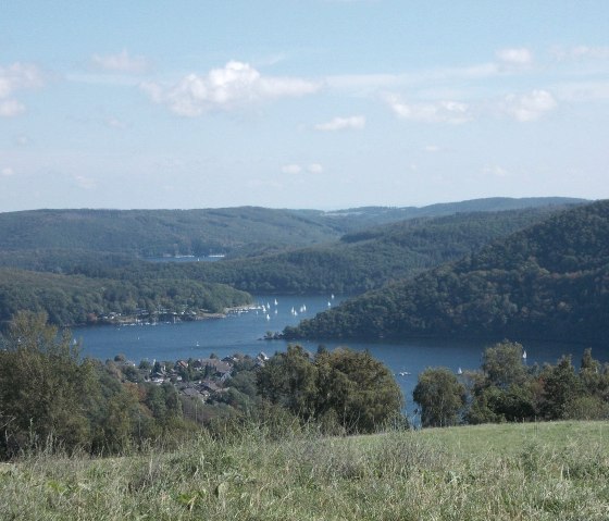 Blick über Woffelsbach auf den Rursee, © Eifel heimisch