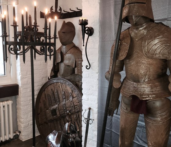 Ritterr&uuml;stungen in der Burgsuite, &copy; Hartmut Assmann