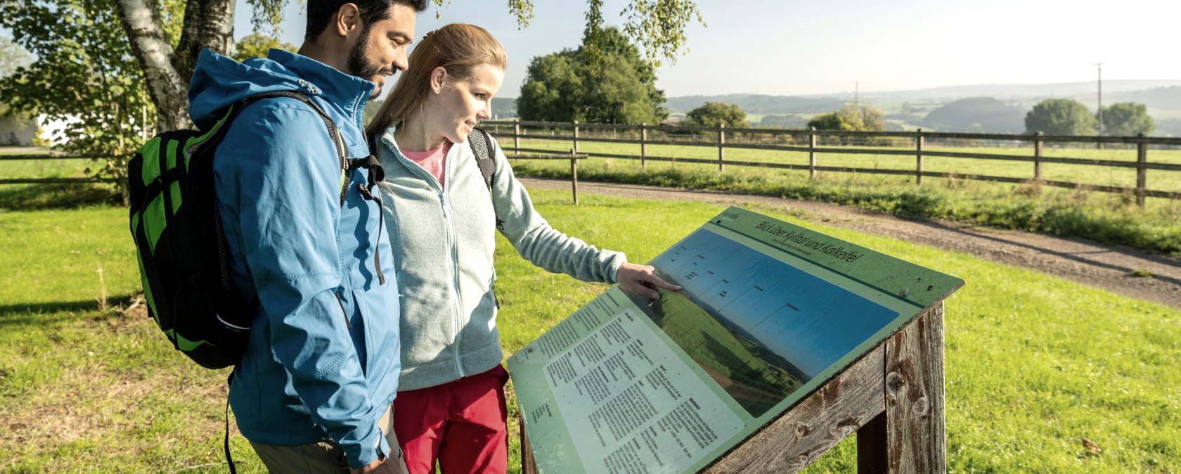 Wanderer an einem EifelBlick, &copy; Eifel Tourismus GmbH - Dominik Ketz