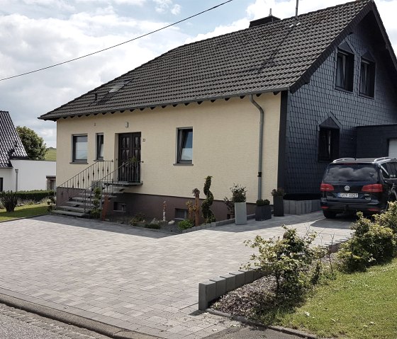 Vorderansicht_Haus_Sommer_2020, &copy; Nordeifel Tourismus GmbH & Ferienwohnung Zur sch&ouml;nen Aussicht