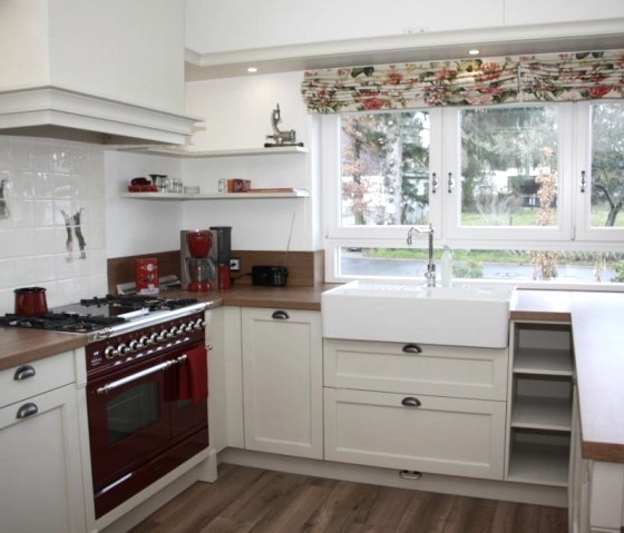 gro&szlig;e, gut ausgestattete K&uuml;che